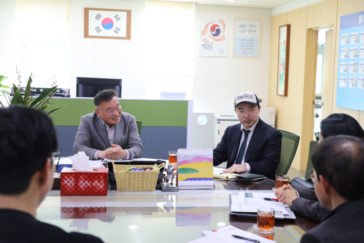 황규돈 팔달구청장과 김지훈 프로젝트 문 대표가 e스포츠 대회 개최 협력 방안 모색을 위해 회의를 하고 있다.