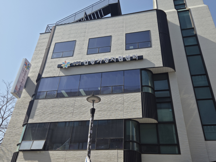 수원시 건강가정지원센터는 팔달구 향교로 133 3층, 4층에 위치하고 있다.