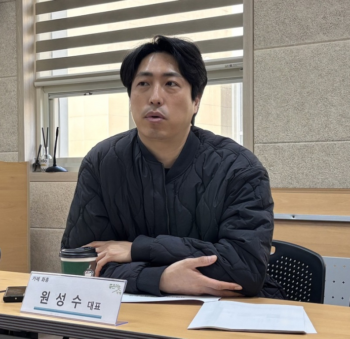 2026.03.04. 좋은이웃후원회 정기모임 중 카페화홍 대표 원성수 발언 사진 