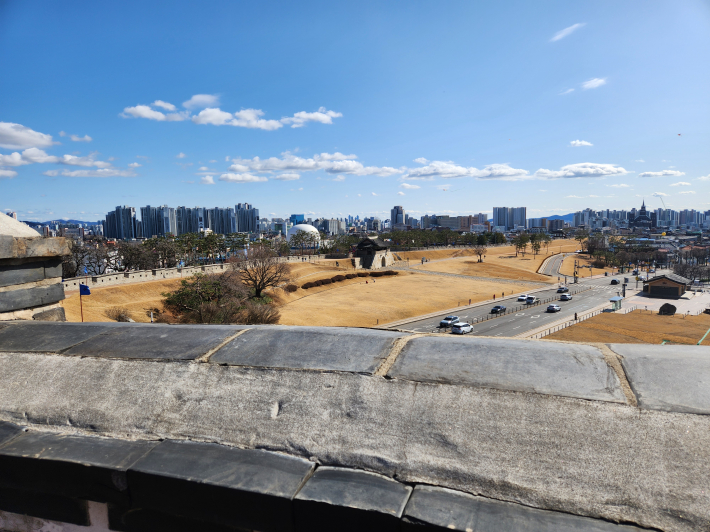 수원화성 동북공심돈에서 바라본 창룡문