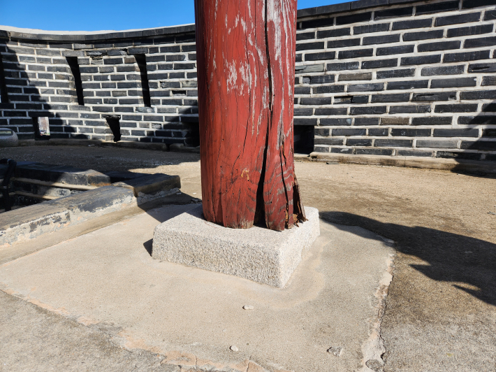 수원화성 동북공심돈 누각 기둥