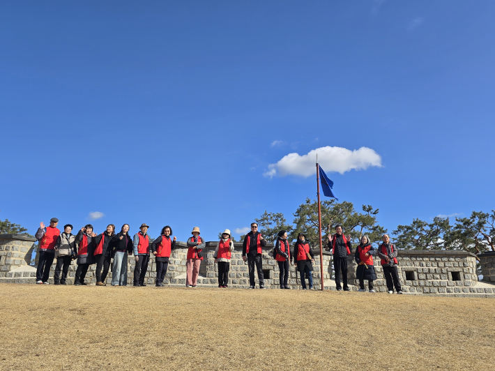 수원화성 창룡문 옆 성곽길