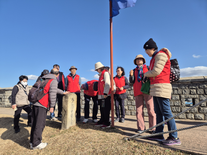 수원화성 봉돈 옆에 있는 장용영 경계석