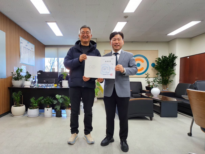 위촉장을 받고 이사장과 박흥률 기자