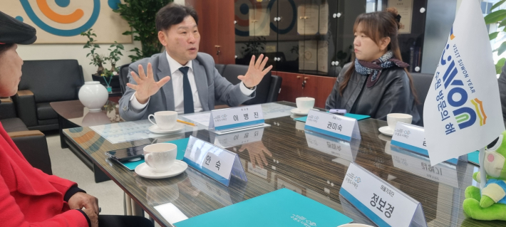 이병진 수원도시재단이사장이 시민과 함께 지속가능한 도시수원을 만들어 가고 있다고 설명하고 있다. 