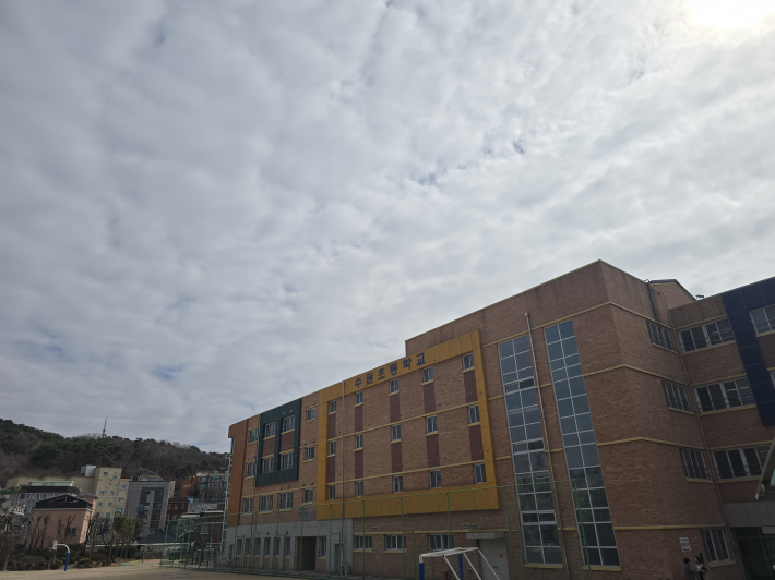 수원시 팔달구에 위치한 수원초등학교 전경.