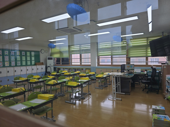 수원초등학교 1학년 교실 모습. 새 학기를 맞아 책상 위에 학습 준비물이 놓여 있다.