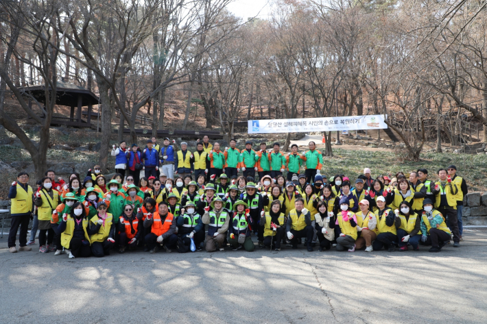 김현수 제1부시장과 봉사활동 참가자들이 기념사진을 촬영하고 있다.