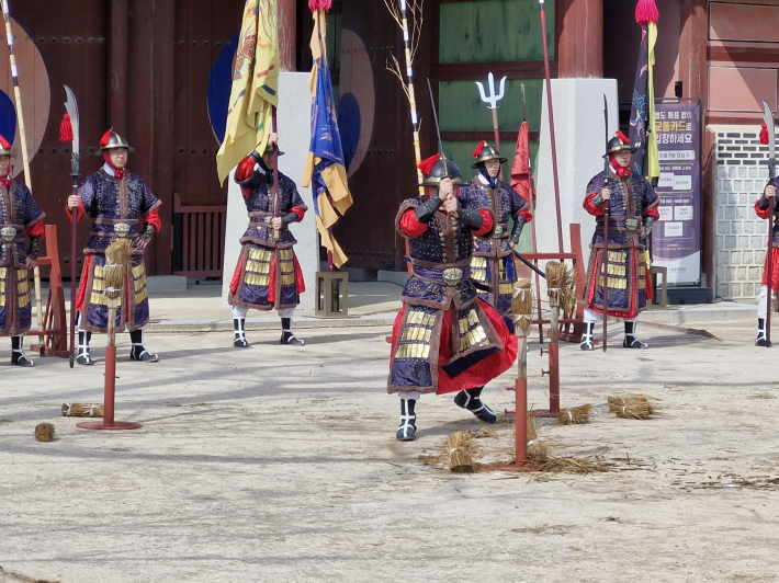 단원들이 절도 있는 동작으로 무예24기 시범을 보인다. 