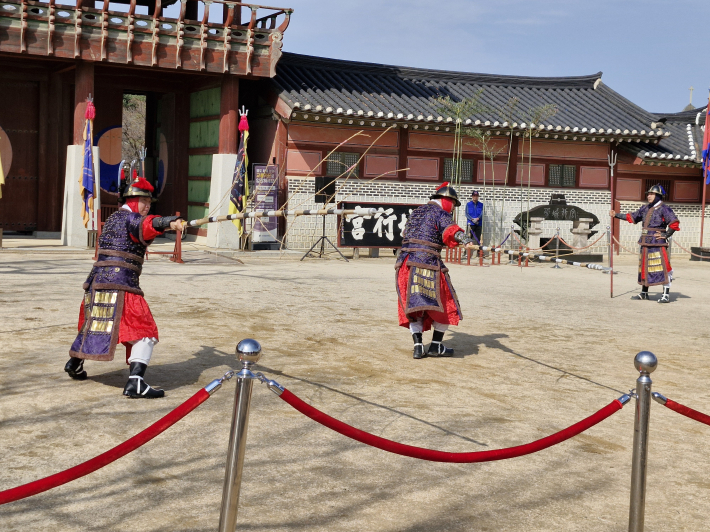 낭선은 긴 창 끝머리에 작은 가지 서너 개를 붙인 형태의 무기다. 