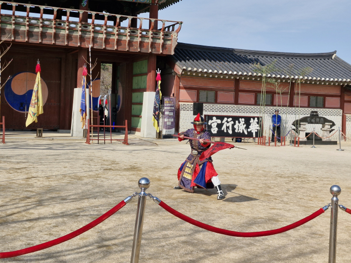 시범단이 기창을 다루는 기술을 시연한다. 