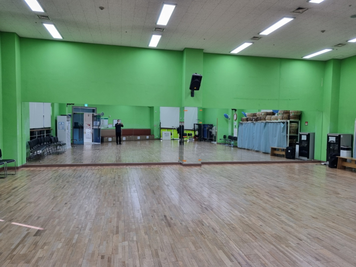 어르신후원회 파인트리클럽과 뷰티풀에어로빅 강사·반대표의 후원으로 건강운동실 거울이 설치되었다. 