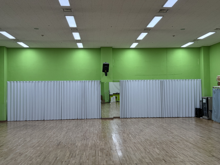 복지관 이용 어르신들의 운동효과 증진과 이용편의 향상을 위해 거울 및 커튼을 설치했다. 