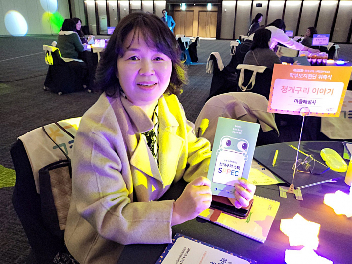 마을해설사 부문으로 참여한 이경 씨가 인터뷰에 응하고 있다