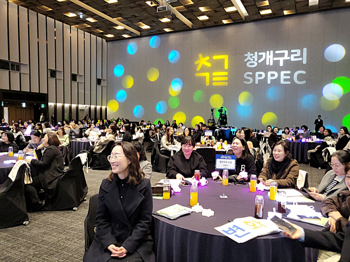 위촉식에 참여한 학부모 지원단의 모습이 무척이나 밝다.