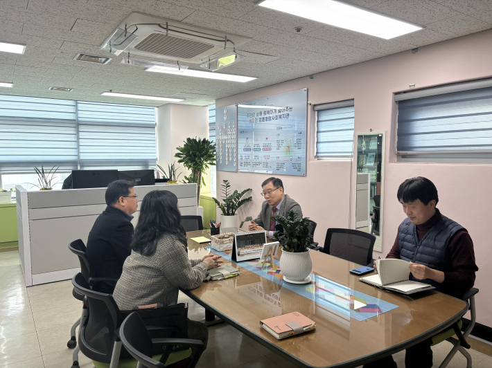 -영통종합사회복지관과 영통1동 관계자의 모습-