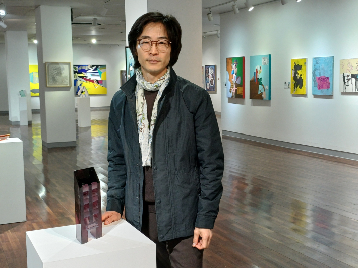 작품과 함께한 이영재 작가