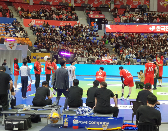 승리기원 시구를 진행하는 수원 FC 선수단