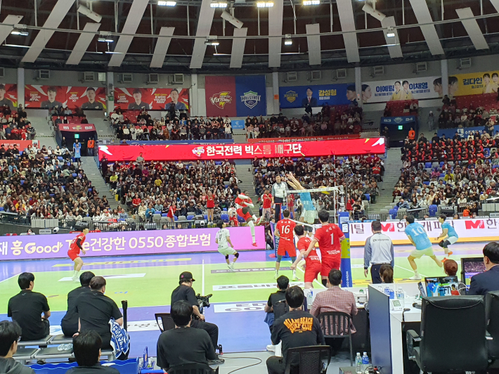 강스파이크를 날리고있는 한국전력 빅스톰의 베놈