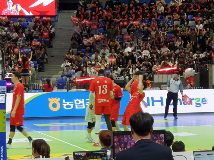 공격에 성공하고 포효하는 한국전력 선수들