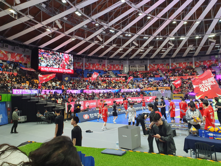 3세트 종료후, 열혈한 응원을 보내고 있는 팬들