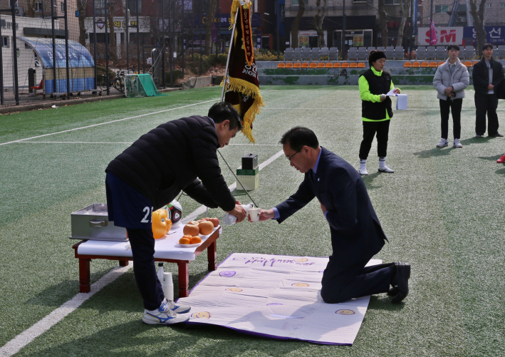 장안구청장 이일희가 안전을 기원하며 잔을 올리고 있다.