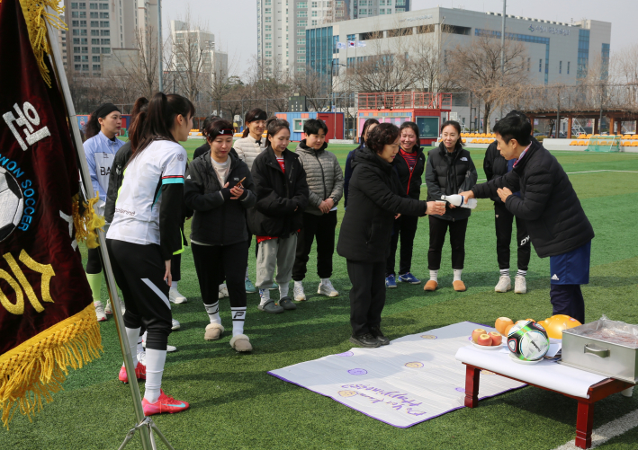 장안구 여성축구단원들이 안전을 기원하며 잔을 올리고 있다.