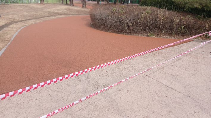 일부 산책로 공사한 장면