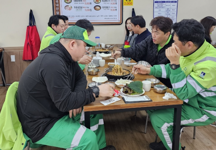 지난 5일 매탄4동은 환경관리원 격려를 위해 주민자치회와 환경관리원 오찬 간담회를 개최하였다 