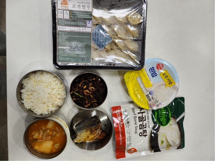 지역사회 내 결식 우려 어르신 대상 식사와 고기만두를 함께 제공하였다.  