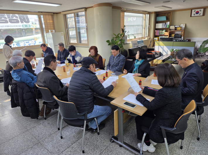 단체장협의회 회의를 진행하고 있다. 