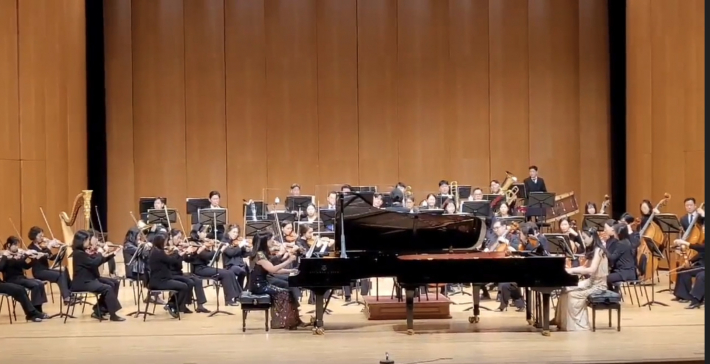 풀랑크의 '두 대의 피아노를 위한 협주곡' 연주 장면