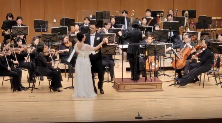 소프라노 남지은과 바리톤 김태일 성악가가 왈츠를 추고 있다.