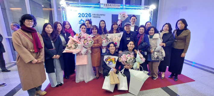 출연자와 하객이 기념사진을 남겼다.