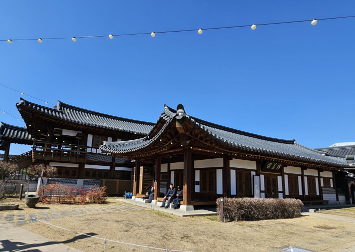 한옥인 수원전통문화관