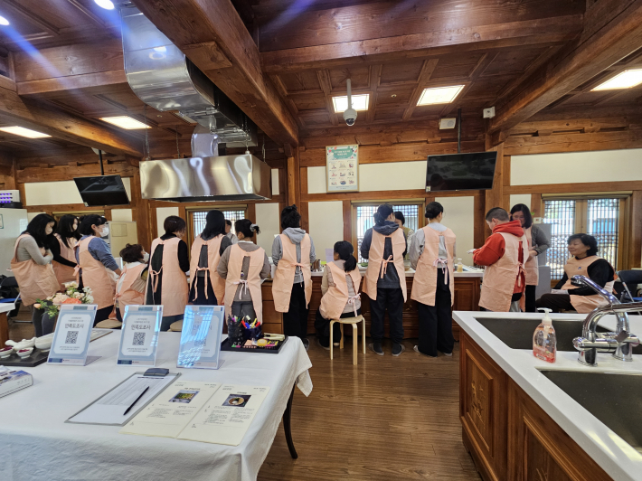 강사가 설명하는 요리법 놓칠세라 경청하는 중