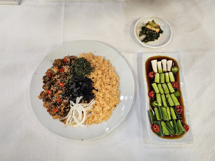 오늘의 요리 완성! 꼬막비빔밥과 저염 풋마늘 장아찌
