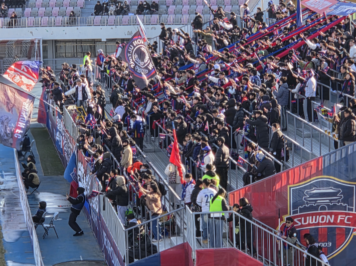 수원FC 응원단, 경기 시작 전부터 응원에 함성이 울려 퍼졌다.   