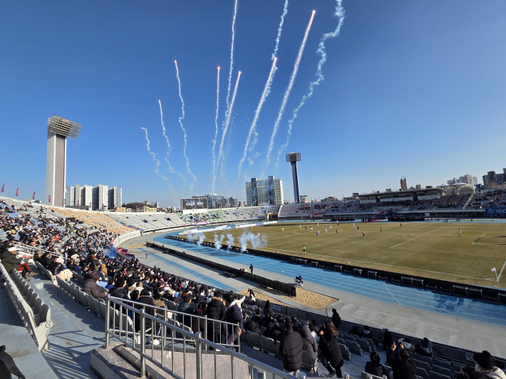 경기 시작을 알린 축포