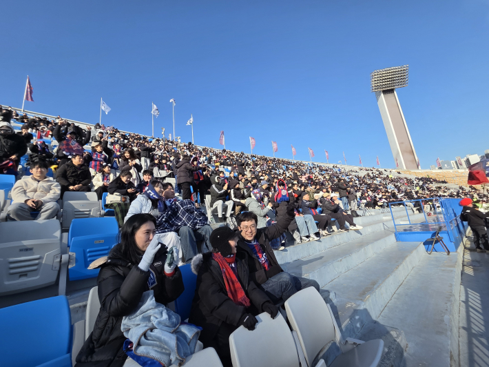 홈 개막전을 찾은 홈팬들의 얼굴에 환한미소가 한가득했다.