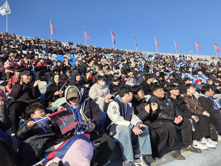 홈 개막전을 찾은 홈팬들의 얼굴에 환한미소가 한가득했다.