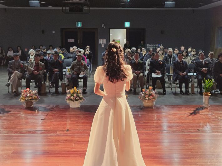 송은정 낭송가의 깊이 있는 축시 낭송으로 분위기를 고조시키고 있다.