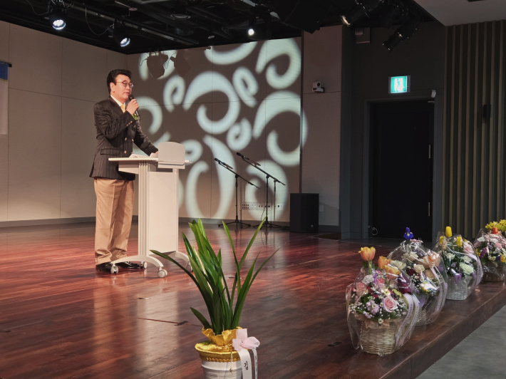 제19대 이남식 회장이 이임사를 통해 감사와 소회를 전하며, 회원들과 아쉬운 작별을 고하고 있다.