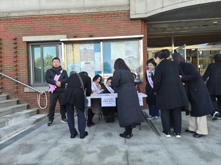 사순 시기를 맞아 원천동성당에서 열린 생명나눔 헌혈캠페인에 신자들과 시민들이 참여하고 있다