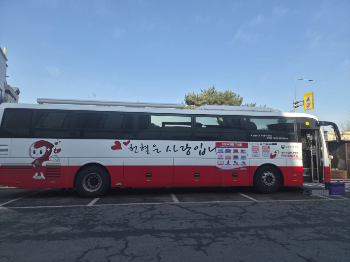 헌혈버스 안에서 헌혈활동이 진행되고 있다.