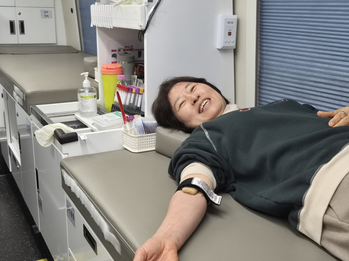 첫 번째 헌혈자로 참여한 김태원(58) 씨가 헌혈을 통해 생명 나눔에 참여하고 있다.