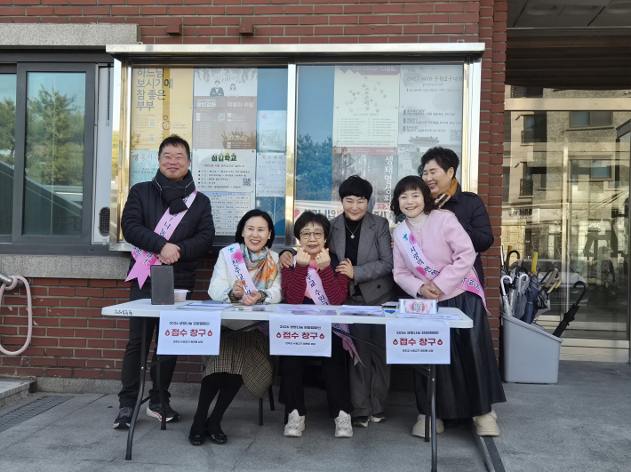 원천동성당 사회복지분과 위원들이 헌혈캠페인 봉사를 하며 기념촬영을 하고있다