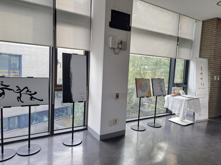 전시된 김상훈 작가의 작품들