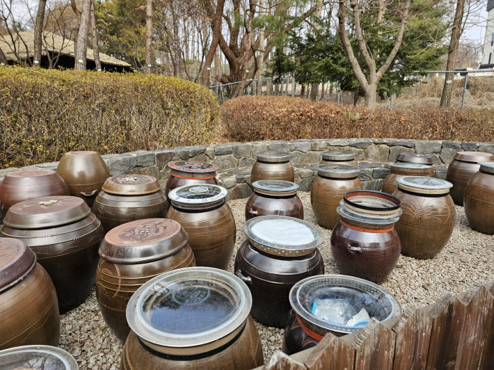 장 항아리 마당