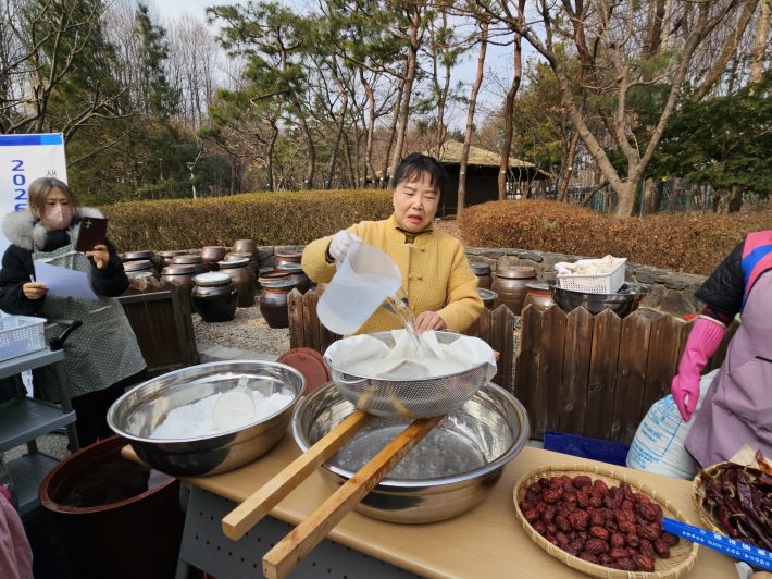 익숙하게 시범을 보인다